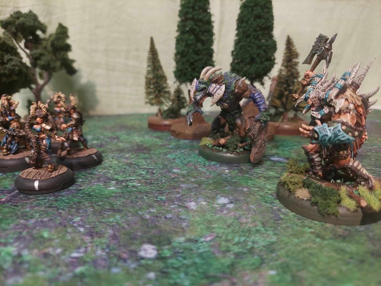 Kromac faces down a band of Satyxis Raiders